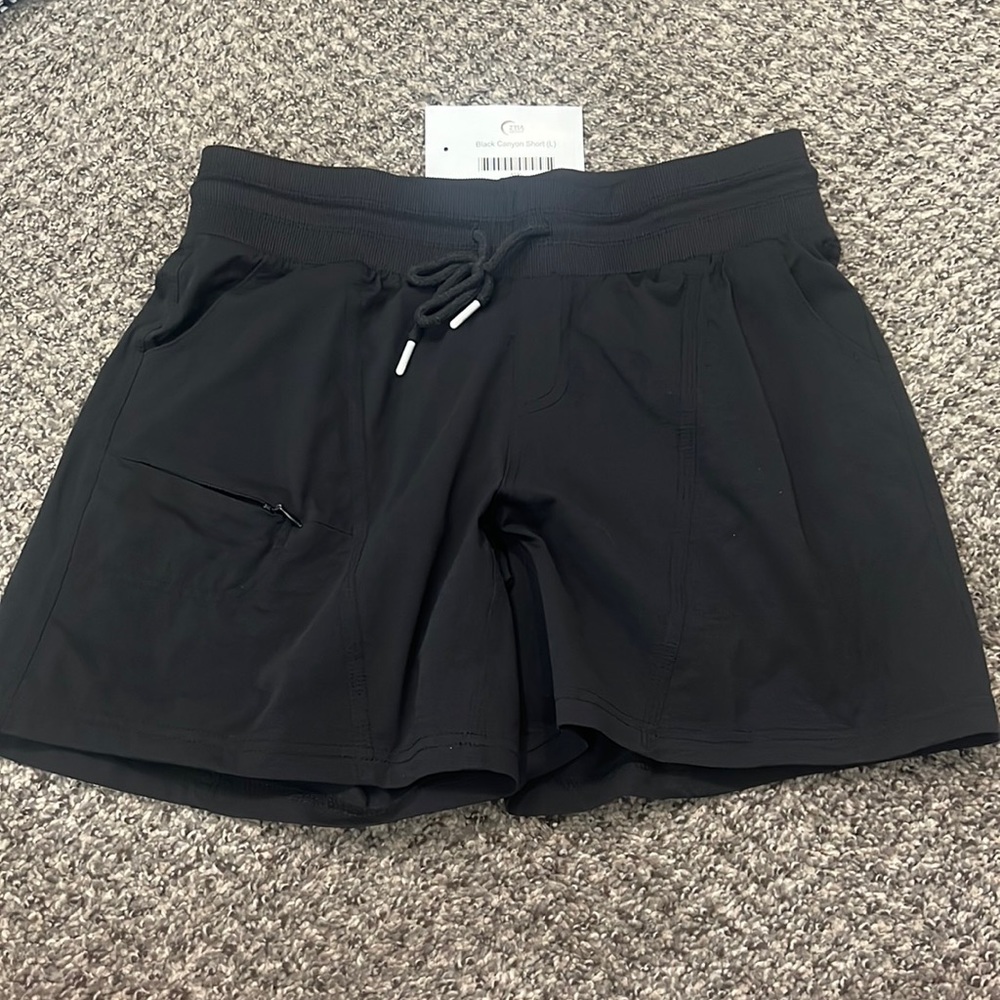 Size large zyia canyon shorts